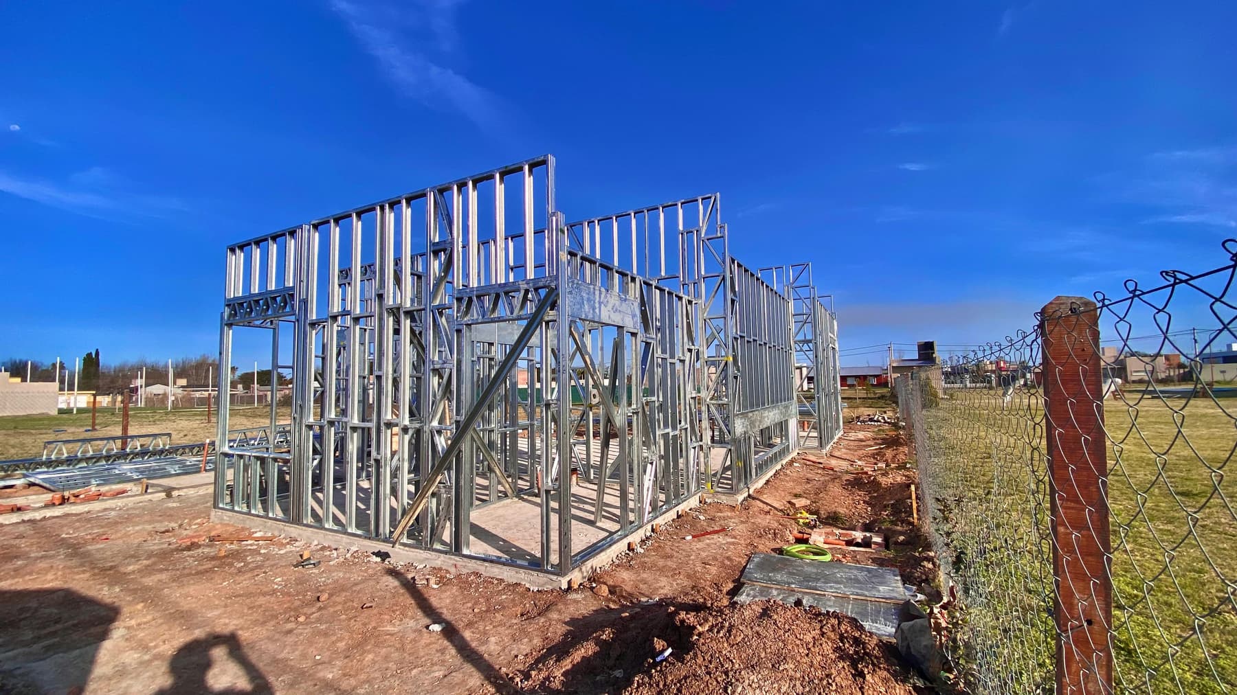 Estructura de perfiles de acero galvanizado de una vivienda en montaje