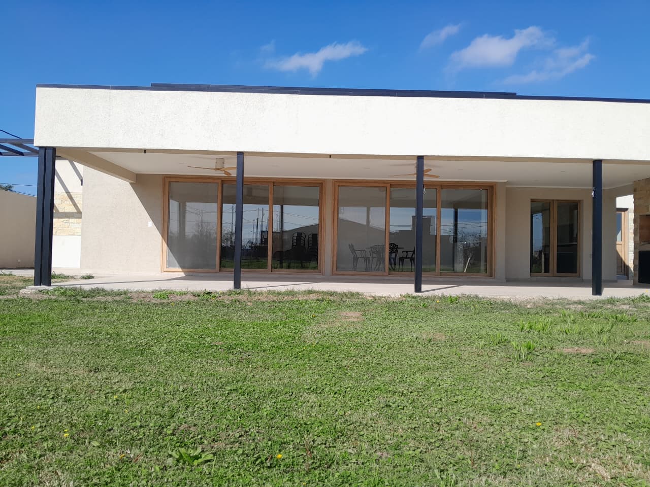 Vivienda terminada en Steel Frame, con galería cubierta y patio