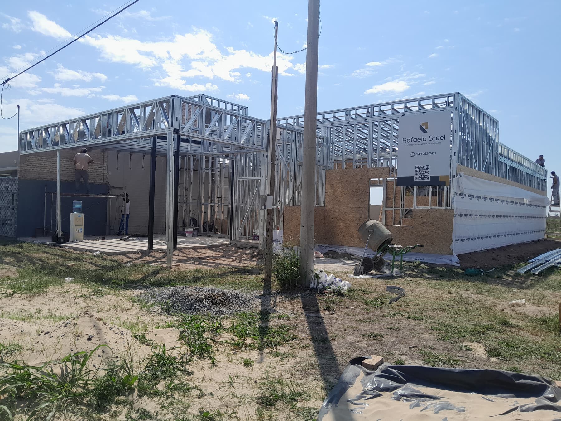 Vivienda en Steel Frame en construcción, con estructura, cubierta y paneles en avance