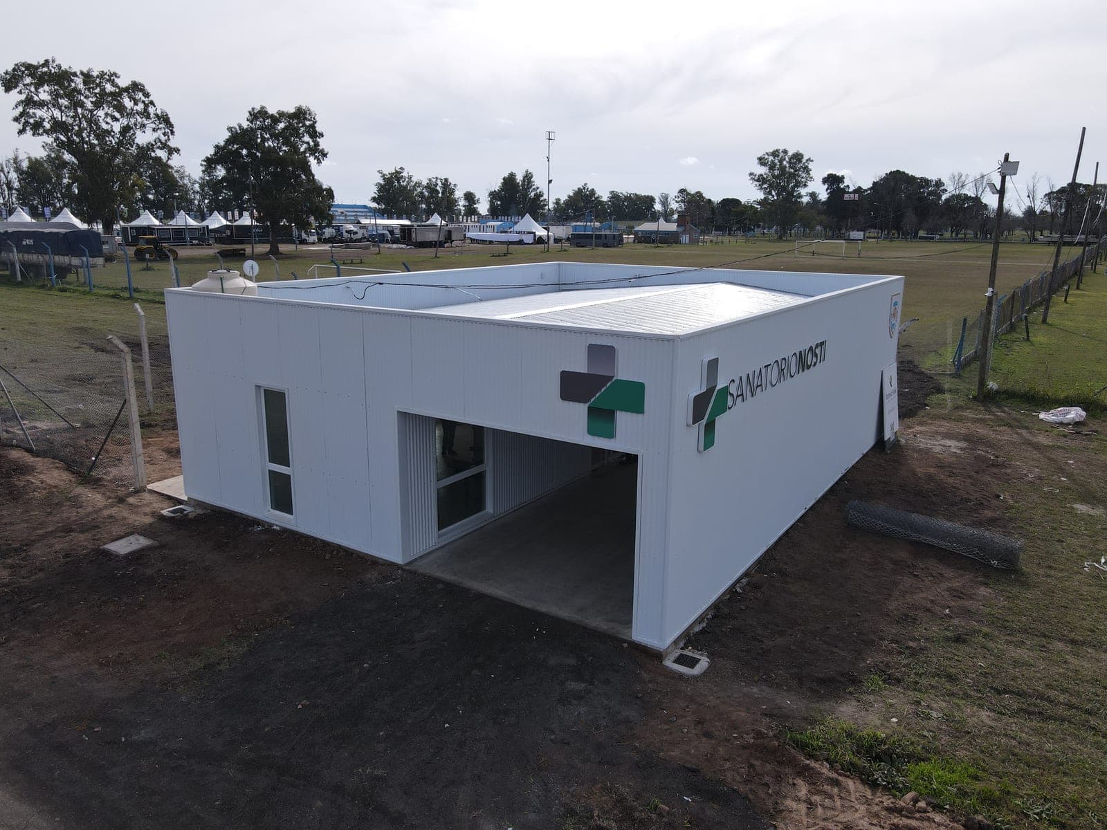 Vista aérea del módulo institucional en Steel Frame construido para Sanatorio Nosti